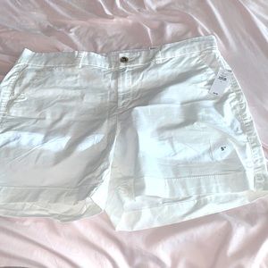 NWT White shorts size 14 Old Navy 5’’ inch inseam mid rise everyday short